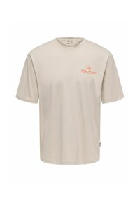 Camiseta de algodón beige con cuello redondo, mangas cortas y un pequeño texto gráfico naranja en el área del pecho izquierdo. Textura suave, corte relajado.