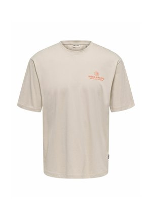 Bež pamukasta majica s okruglim izrezom, kratkim rukavima i malim narančastim grafičkim natpisom na lijevoj strani prsnog dijela. Mekani materijal, opušteni kroj.