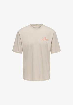 Beige puuvillane T-särk, millel on ümar kaelus, lühikesed varrukad ja väike oranž graafiline tekst vasakul rinnapiiril. Pehme tekstuur, lõdvas stiilis.