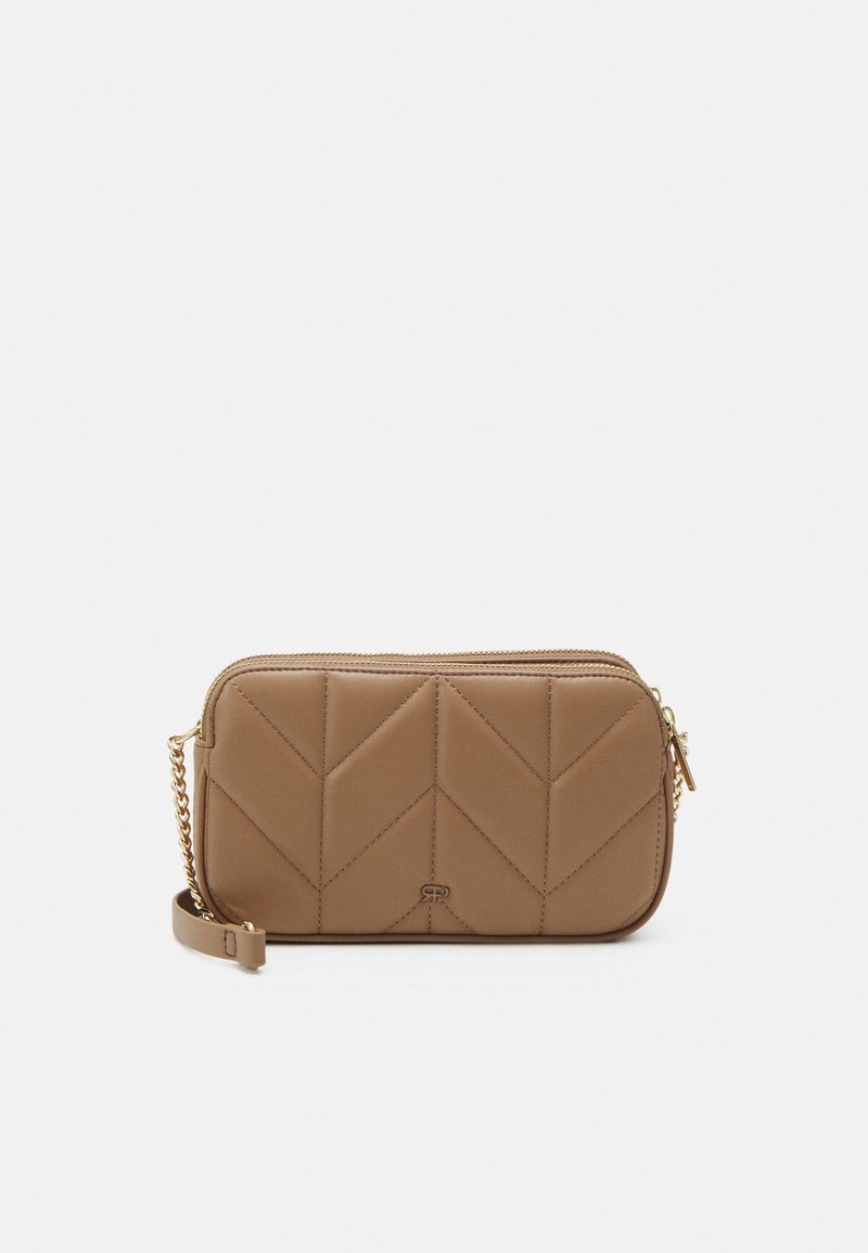 Petit sac en cuir beige rectangulaire à bandoulière avec un motif en chevron, une chaîne dorée et une fermeture à double zip.