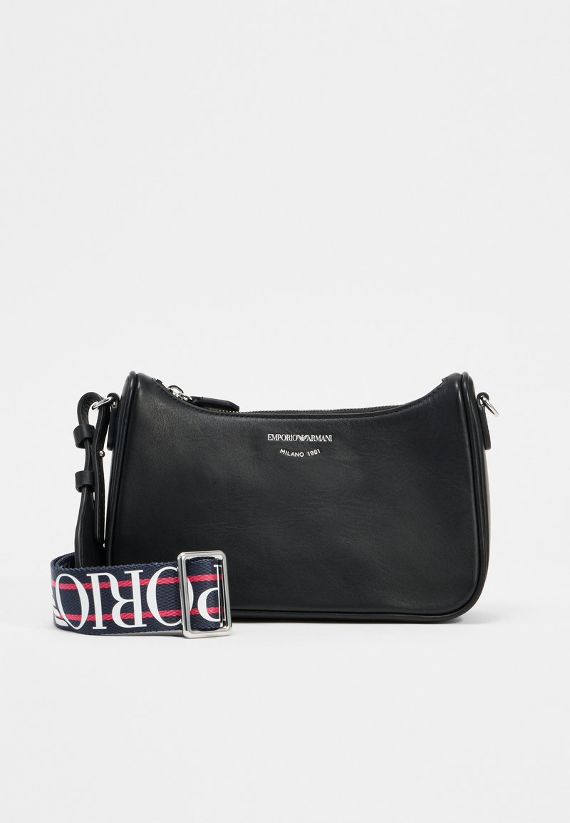 Zwarte leren schoudertas van Emporio Armani met ritssluiting en een afneembare marineblauwe strap met witte en rode branding.