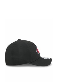 Schwarze Kappe mit einem roten und weißen Logo auf der Vorderseite, gebogenem Schild und Stoffstruktur. Seitenansicht zeigt sanfte Konturen und Nähdetails.