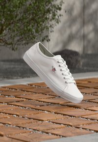 Δεν επιλέχθηκε, white