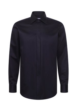 Camicia da uomo nera a manica lunga con colletto appuntito e patta con bottoni nascosti, mostrata frontalmente su sfondo bianco.