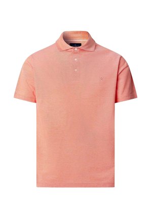 Polo de manga corta en coral claro, confeccionado con tela suave, con cuello, tapeta de tres botones y pequeño logo bordado.