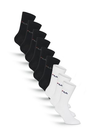 Sieben schwarze und drei weiße Crew-Socken mit FILA-Logo, die diagonal auf einem weißen Hintergrund angeordnet sind.