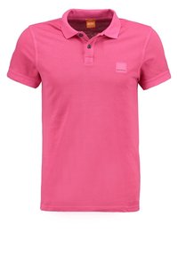 Polo rose à manches courtes avec col et deux boutons, avec un petit patch logo "Boss Orange" sur la poitrine gauche.