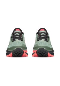 Zeleni športni čevlji z rožnatimi in črnimi poudarki; imajo teksturirano zgornji del, modno vezalko in debel gumijast podplat za blaženje.