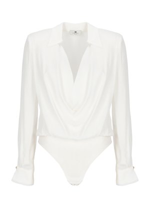 Body bianco a maniche lunghe con colletto a scollo a V profondo drappeggiato e polsini con bottoni, taglio sartoriale e chiusura a scatto sul fondo.