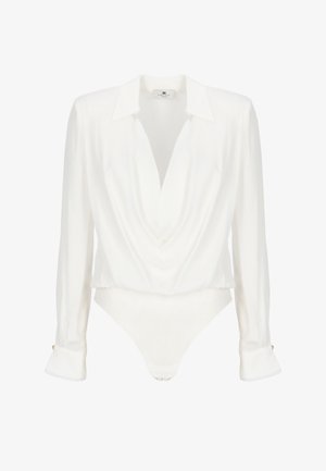 Body bianco a maniche lunghe con colletto a scollo a V profondo drappeggiato e polsini con bottoni, taglio sartoriale e chiusura a scatto sul fondo.