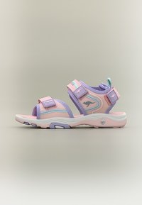 Παιδικό σανδάλι σε ροζ και μοβ χρώμα με ρυθμιζόμενες λουρίδες και μαλακή σόλα, διακοσμημένο με ένα μικρό λογότυπο καγκουρό στο πλάι.