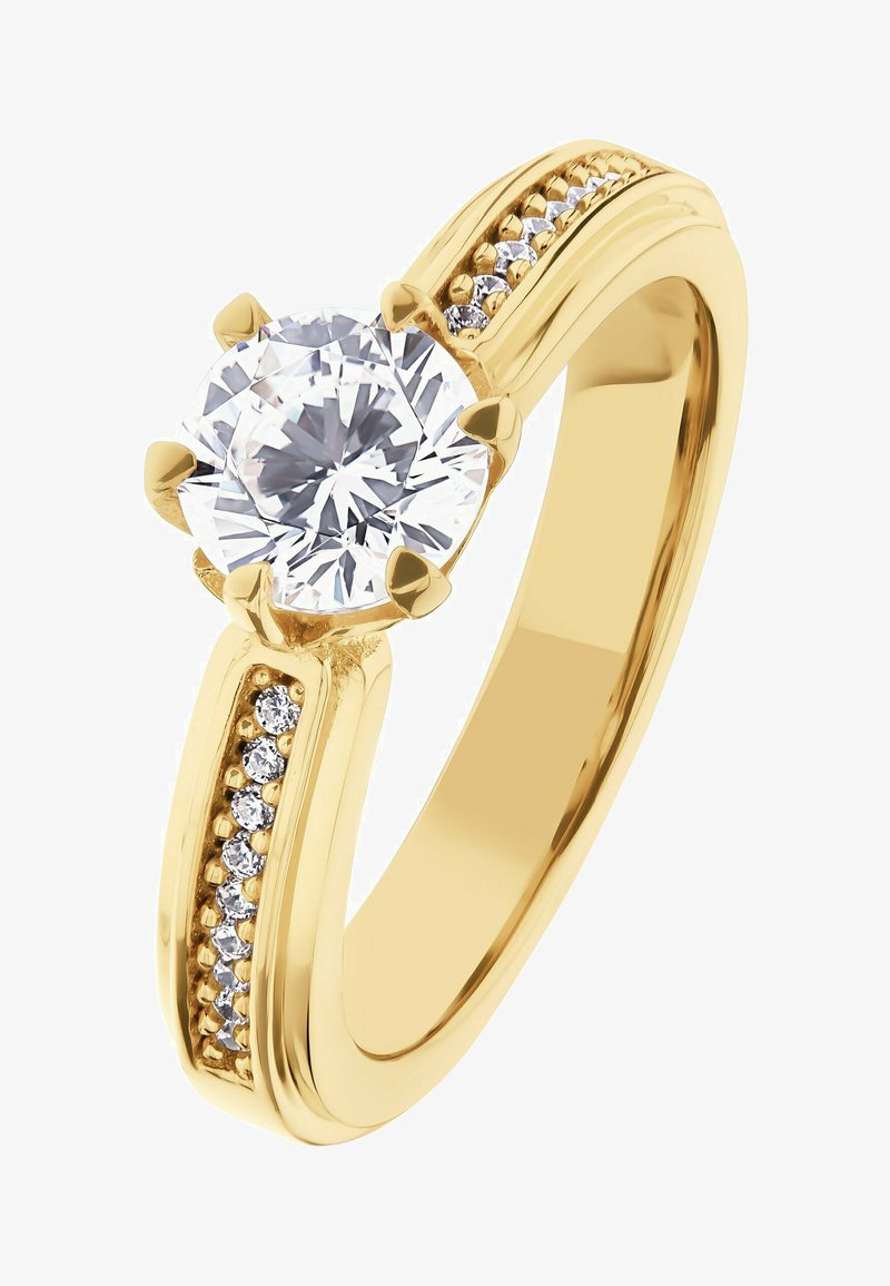 Gul forlovelsesring med en rund, klar central diamant med seks klør, ledsaget af mindre diamanter sat i banden.