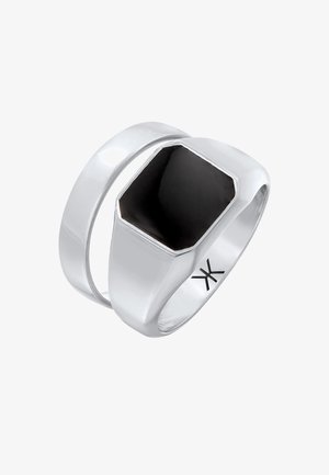 Silberring mit einem sechseckigen, schwarzen Stein als Mittelpunkt, glattem Band und modernem Design mit polierter Oberfläche.