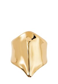 Anillo de color dorado con una superficie suave y brillante, que presenta un diseño escultórico que se afina hacia un extremo puntiagudo.