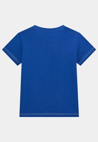 T-shirt a maniche corte blu in cotone, con un classico collo a giro, orlo dritto e dettagli di cuciture bianche visibili sulle maniche.