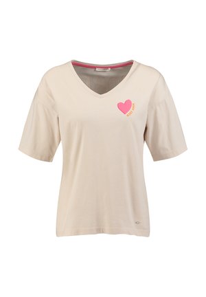 Beiges Kurzarmshirt mit V-Ausschnitt, pinkem Herz und dem Schriftzug „More Amor“ auf der linken Brust, mit lockerem Sitz und casual Stil.
