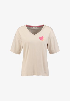 Beiges Kurzarmshirt mit V-Ausschnitt, pinkem Herz und dem Schriftzug „More Amor“ auf der linken Brust, mit lockerem Sitz und casual Stil.