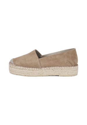 Beige suède instap-espadrille met een met jute gevlochten plateauzool en een ronde neus, zijaanzicht op witte achtergrond.