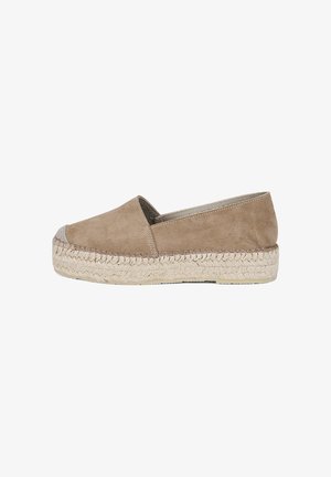 Beige suède instap-espadrille met een met jute gevlochten plateauzool en een ronde neus, zijaanzicht op witte achtergrond.
