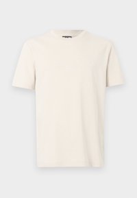 Εκρού κοντομάνικο T-shirt με στρογγυλή λαιμόκοψη και διακριτικό ανάγλυφο λογότυπο "EA7 Emporio Armani" στο ύψος του στήθους, εμφανιζόμενο σε απλό φόντο.