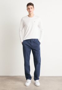 Tommy Jeans RYAN - Hlače - dark night navy