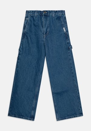 Pantaloni cargo in denim blu con vestibilità comoda, dotati di due tasche laterali, chiusura con bottone e dettagli di cucitura. Design a gamba larga.