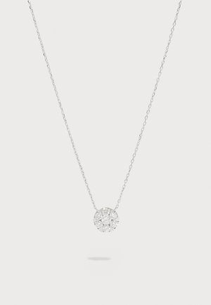 Silberne Halskette mit einem runden Anhänger, der einen großen, runden Diamanten zeigt, umgeben von kleineren Diamanten, an einer filigranen Kette.