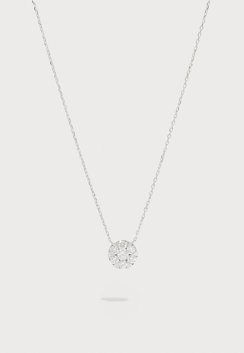 Silberne Halskette mit einem runden Anhänger, der einen großen, runden Diamanten zeigt, umgeben von kleineren Diamanten, an einer filigranen Kette.