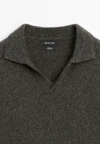 Dunkelgrauer Wollpullover mit einem weichen Kragen und V-Ausschnitt, mit dem Etikett "Massimo Dutti", hergestellt in China, aus 100% Wolle.