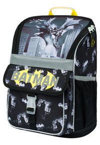 Zaino nero con grafiche di Batman, un logo giallo, accenti grigi, chiusura a patta e una tasca laterale in rete. Costruzione in tessuto resistente.