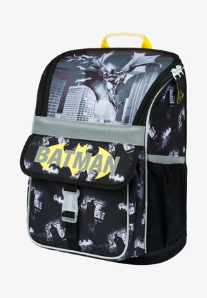 Czarna plecak z grafiką Batmana, żółtym logo, szarymi akcentami, z zamknięciem na klapkę i siateczkowym kieszonką z boku. Wykonany z wytrzymałego materiału.