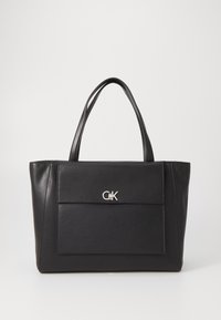 Borsa tote nera in pelle con due manici, forma rettangolare, tasca frontale e accento logo in argento sul davanti. Texture liscia e design minimalista.