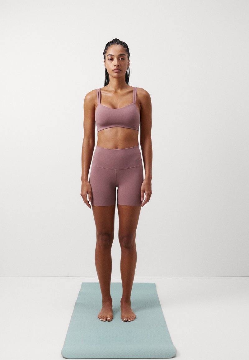 Nike Performance - ZENVY STRAPPY WOMENS LIGHT SUPPORT PADDED BRA - Sport-BH mit leichter Stützkraft - smokey mauve/white, Vergrößern