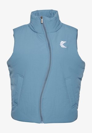 Sininen, hihaton liivi, jossa on korkea kaulus, edessä vetoketju ja sivutaskut; valmistettu kevyestä kankaasta, jossa on minimaalinen tekstuuri.