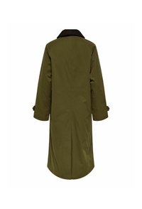 Long manteau vert olive avec col noir, manches longues et une fente centrale au dos, vu de dos sur fond blanc.