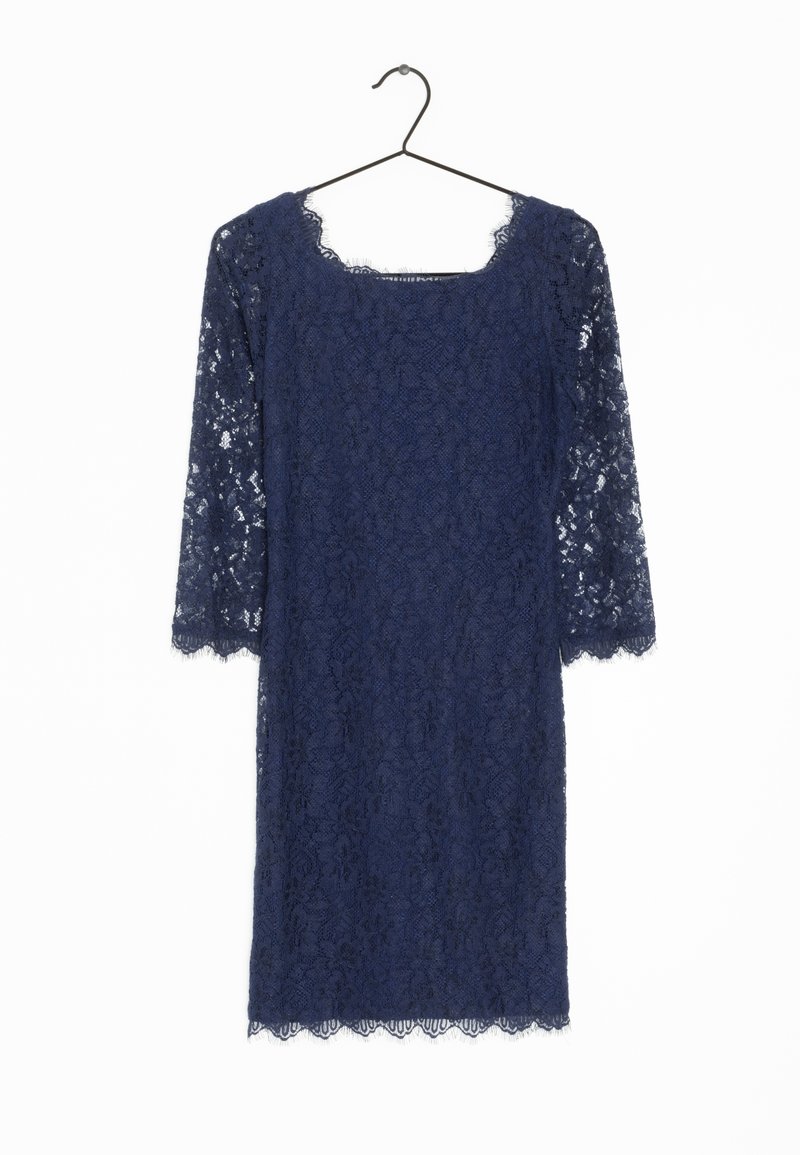 Marinblå spetsklänning med fyrkantig halsringning och trekvartslånga ärmar. Har vågiga kanter och intrikata blommönster i spets.