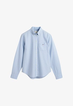 Helles blaues Langarm-Hemd mit Knopfleiste, Kentkragen und Brusttasche, die ein kleines gesticktes Logo zeigt.