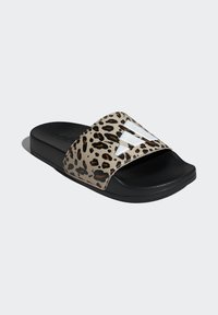 Klapki w panterkę na czarnej gumowej podeszwie, z szerokim paskiem i białymi akcentami na górze. Gładka tekstura, casualowy design.