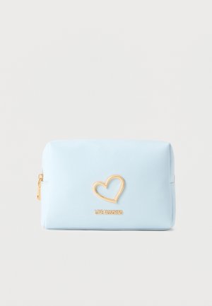 Svetlo modra pravokotna torbica z zlatim obrisom srca in napisom "LOVE MOSCHINO", opremljena z zlatim zadrgo na strani.