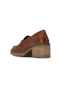 Zapato de cuero marrón con un diseño de corte bajo, que presenta un tacón grueso y texturizado y una suela de goma para mayor agarre. Costuras simples a lo largo de los bordes.