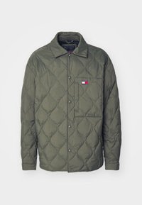Olijf groene gewatteerde jas met een knoopsluiting aan de voorkant, puntige kraag en een opgestikte zak met een logo-accent op de linkerborst.
