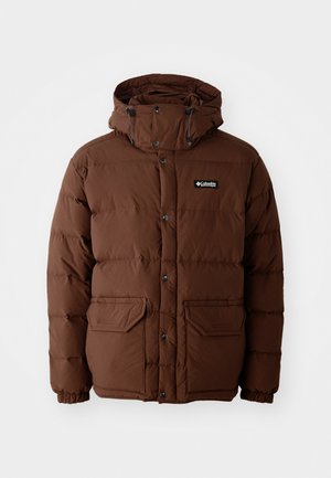 Braune Daunenjacke mit Kapuze, ausgestattet mit einem Reißverschluss, Druckknöpfen und zwei Fronttaschen. Hergestellt aus steppbarem, wasserabweisendem Material.