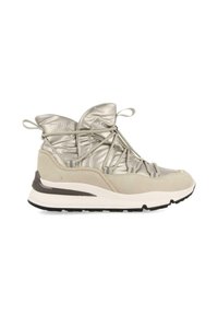 Zapatillas deportivas de color gris claro con un acabado satinado y un cuello acolchado. Las características incluyen un panel lateral de ante texturizado y una suela blanca destacada.