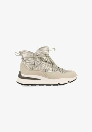 Zapatillas deportivas de color gris claro con un acabado satinado y un cuello acolchado. Las características incluyen un panel lateral de ante texturizado y una suela blanca destacada.