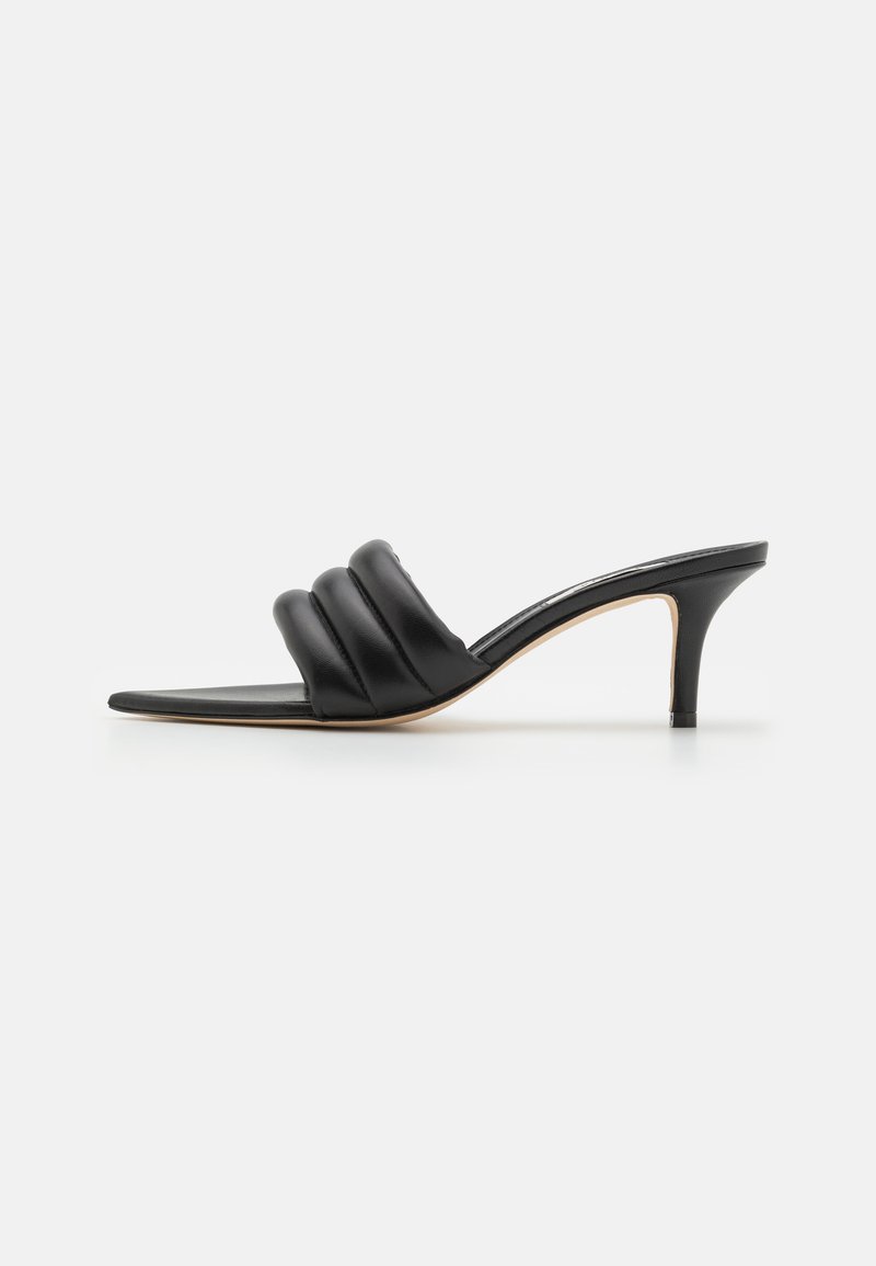 Sorte læder hæle mules med tre polstrede, forhøjede bånd på tværs af fronten og en slank, spids hæl. Flad sål med minimal design.