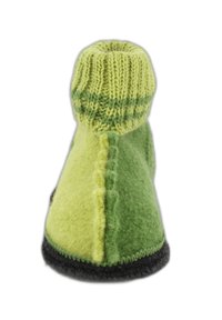 Groene en gele gebreide muts met een geribde bovenkant, gemaakt van wol, met een naadloos ontwerp en een zwarte vilten rand. Gelaagde oppervlakte en patroon.