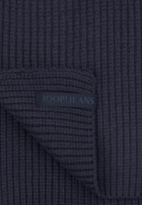 Donkerblauw textiel met een geribd patroon, met een zichtbare lintlabel aan de rand waarop "JOOP!JEANS" staat.