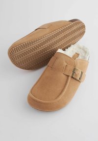 Harmaat mokkasiinit, joissa on pehmeä vuori, varustettu soljella ja herringbone-kuvioisella kumipohjalla. Pyöristetty kärki.
