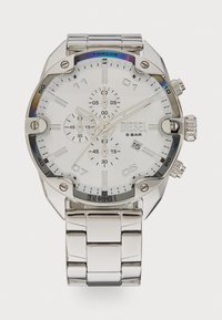 Reloj cronógrafo de metal plateado con esfera blanca, grandes marcadores plateados, tres subesferas y una pulsera de acero inoxidable pulido.