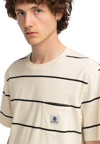 Element LABEL - Jednoduché tričko - gll
